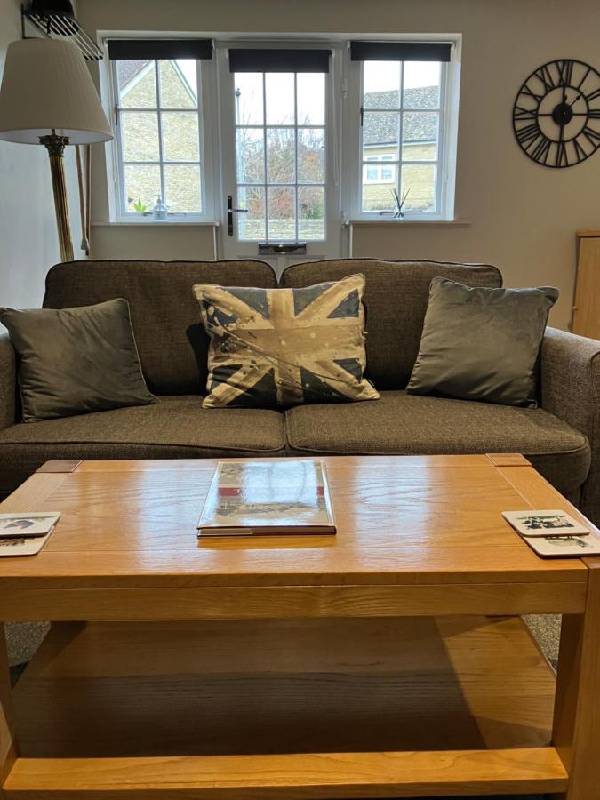 Well Cottage: A Cotswold Cottage At The Heart Of The Village Of Crudwell Kültér fotó